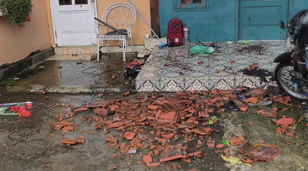 Hujan Angin Terjang Surabaya: Genteng Rumah Warga Berterbangan, Sejumlah Pohon Juga Tumbang