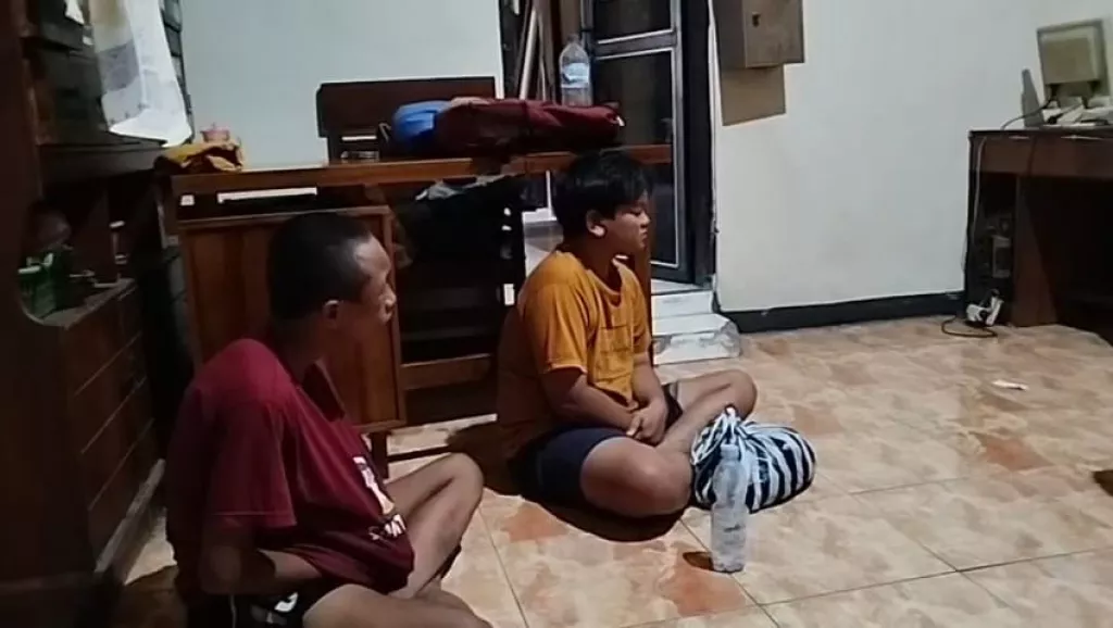 Kepergok Curi Kotak Amal, Dua Pemuda asal Surabaya Dimassa di Mojokerto