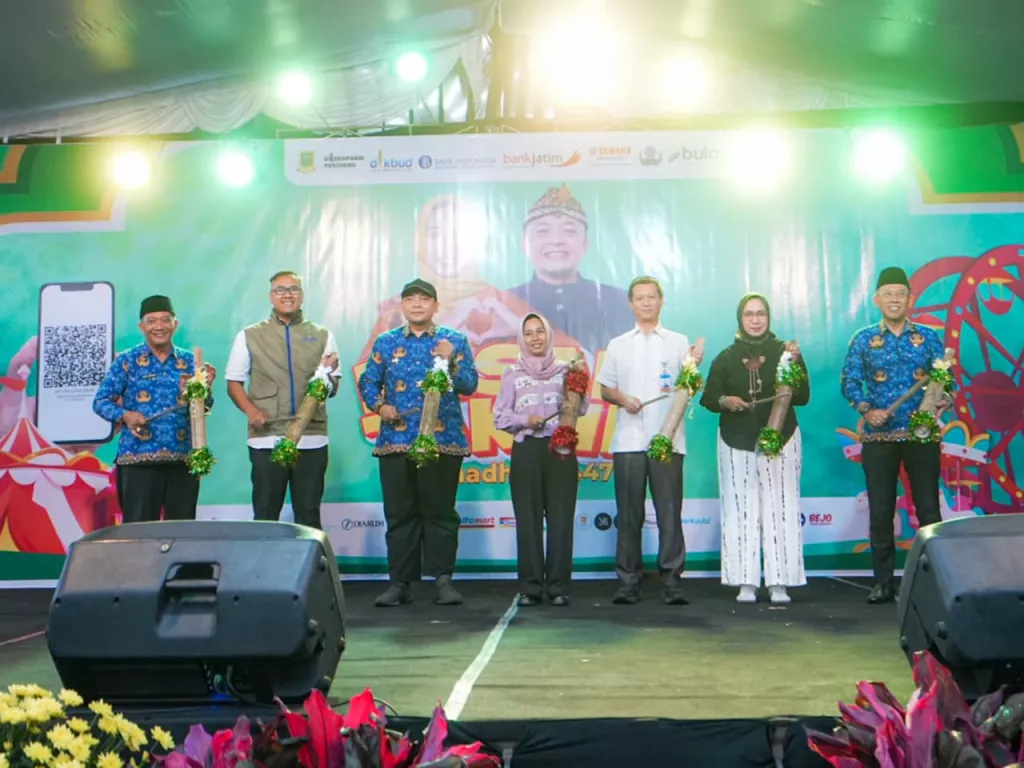 Foto bersama Kepala Dinas Koperasi, Usaha Kecil dan Menengah, Perindustrian dan Perdagangan (Diskopukmperindag) Amin Wachid, Wali Kota Mojokerto Ning Ita dan jajaran OPD lainnya