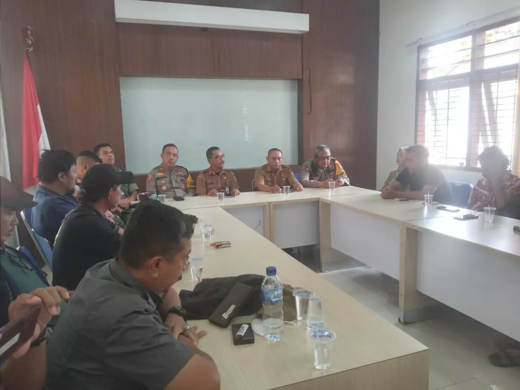 Tolak Pergantian Pj Kades, Warga Patemon Jember Geruduk Kantor Camat Pakusari