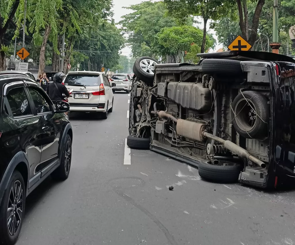 Kecelakaan Beruntun Libatkan 6 Mobil Terjadi di Raya Darmo Surabaya