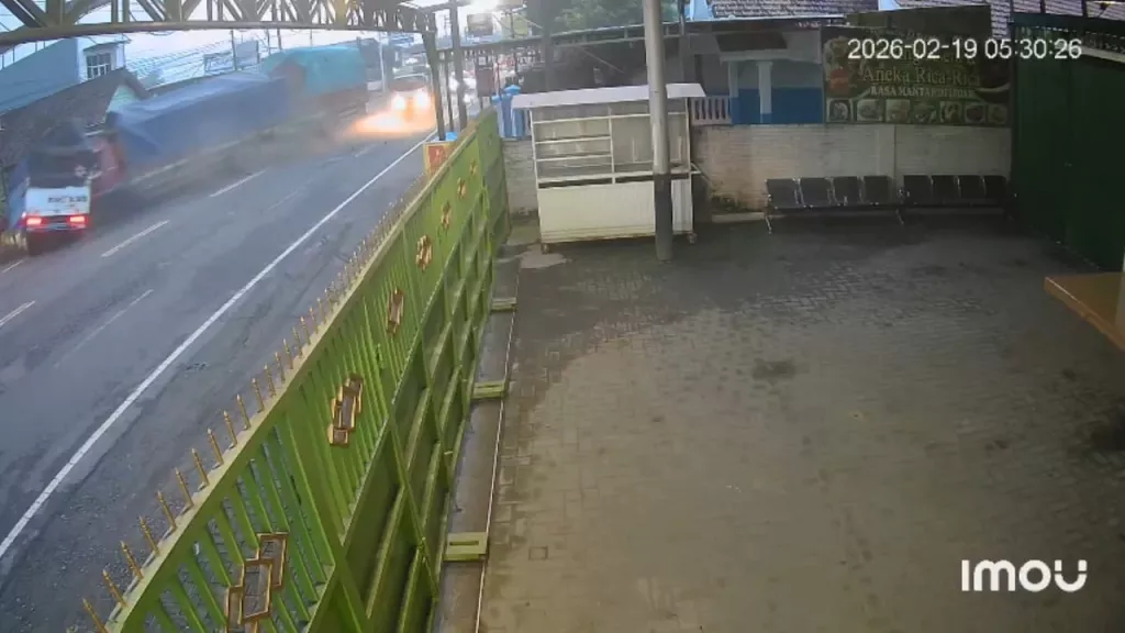 Detik-detik Kecelakaan Beruntun 3 Truk dan Satu Motor di Mojokerto Terekam CCTV