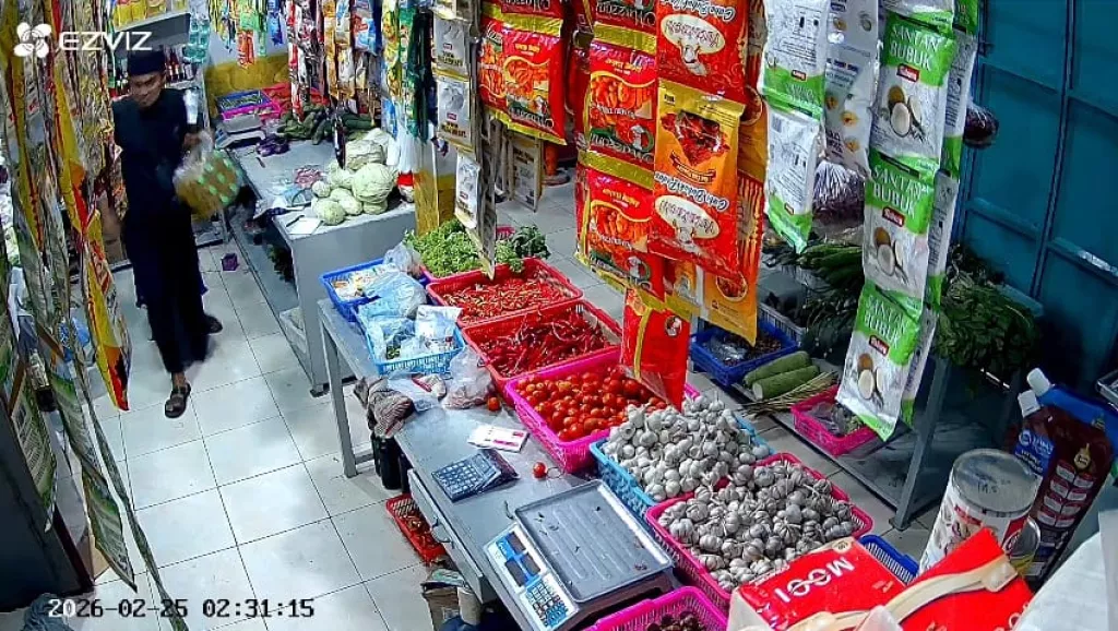 Maling Berpeci dan Sarung Hitam Terekam CCTV Bobol Toko Sembako di Mojokerto