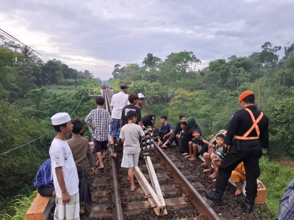 Jangan Ngabuburit di Jalur Rel Kereta Api, Kalau Tidak Mau Dipenjara 