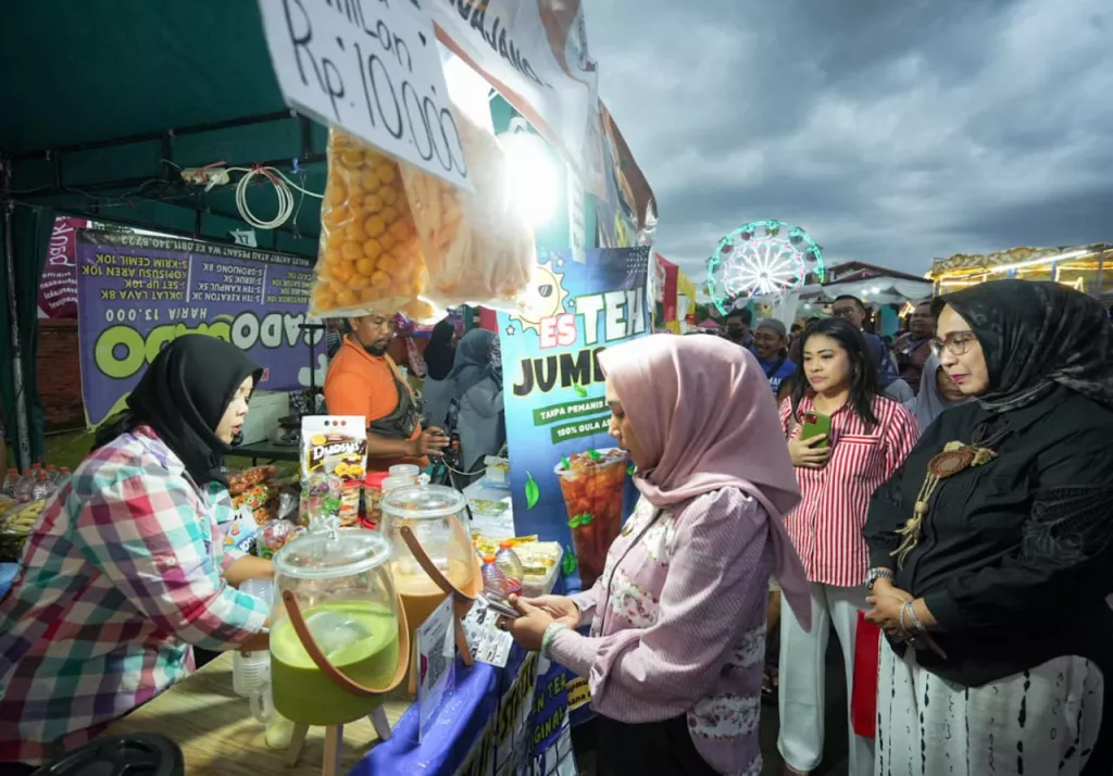 Upaya Gerakkan UMKM, Walikota Mojokerto Ning Ita Buka Pasar Takjil Ramadan 1447 H
