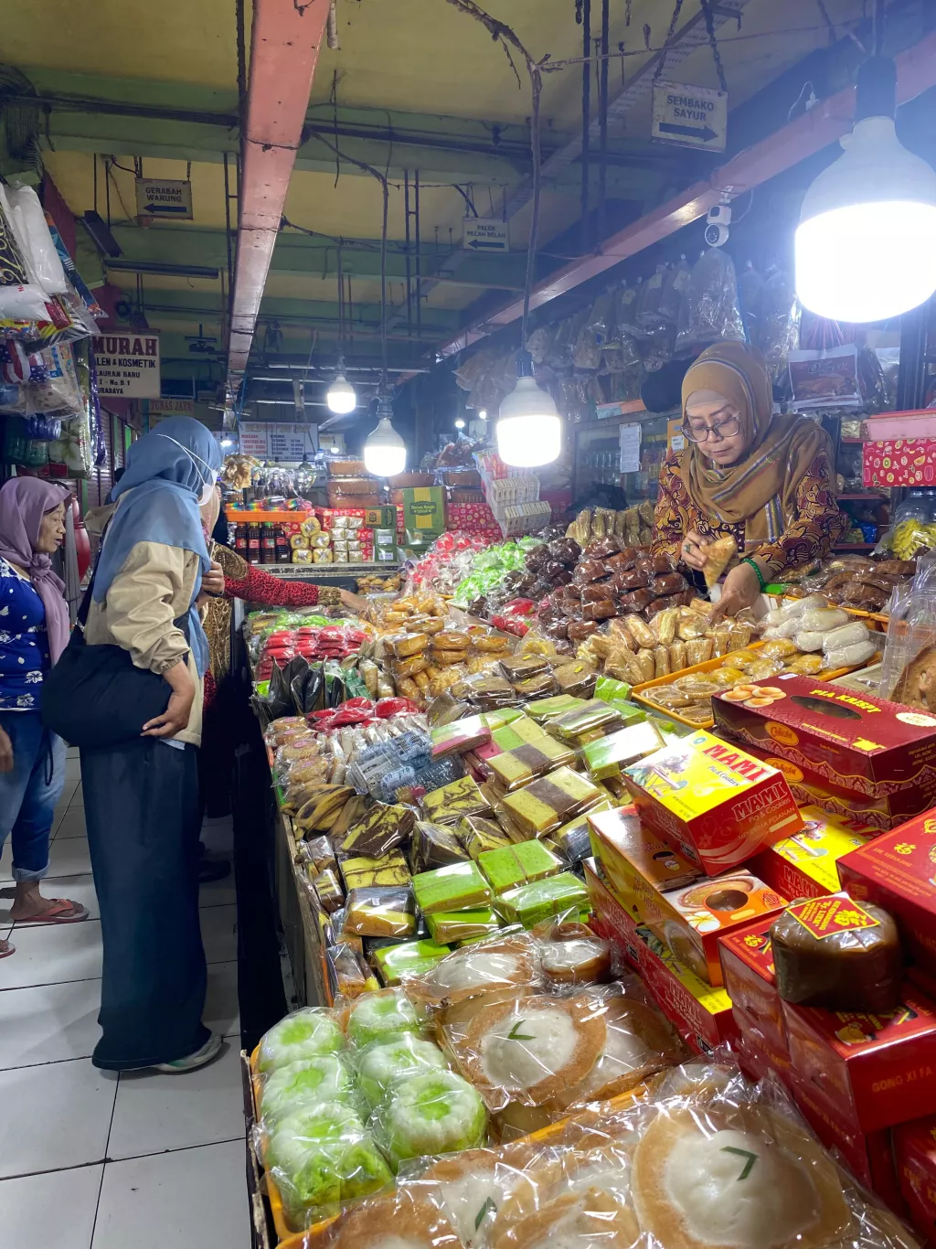 Pasar Blauran Surabaya Diserbu Pengunjung, Kue Apem-Pastel Laris saat Imlek dan Jelang Ramadan