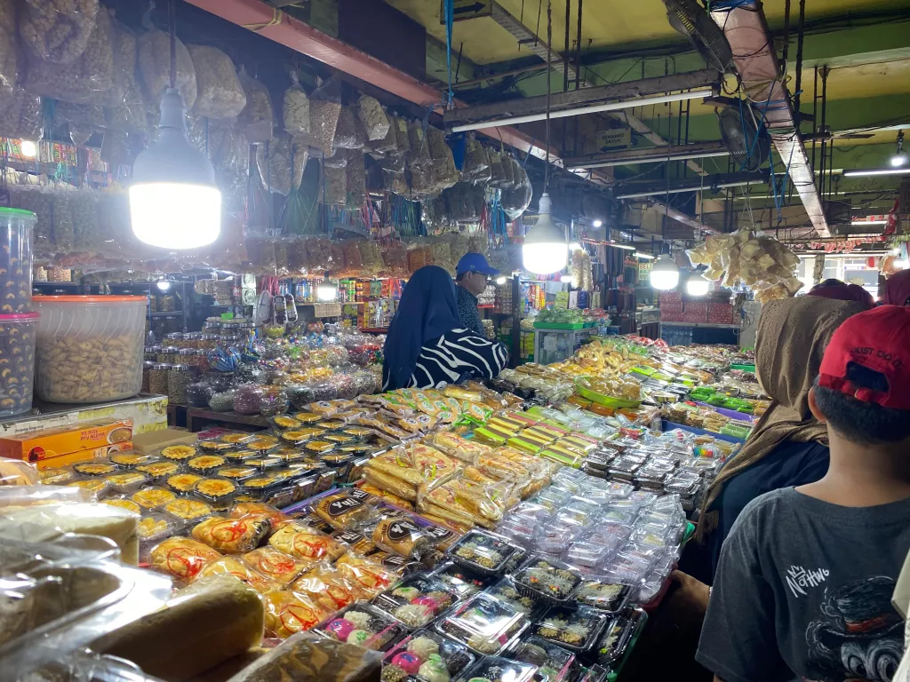 Pasar Blauran Surabaya diserbu pembeli jelang Ramadan. (Foto: Ade/selalu.id).