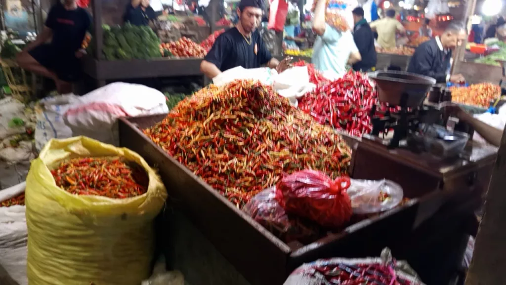 Penjual cabai di Pasar Keputran Surabaya. (Foto: Dony/selalu.id).