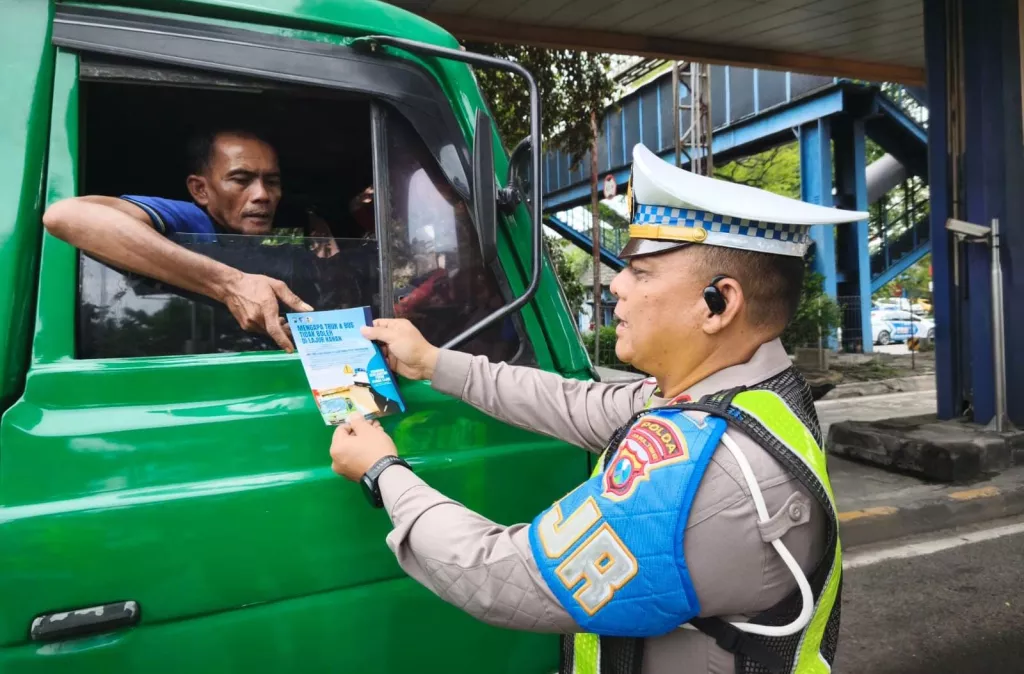 PJR Polda Jatim Tertibkan Truk dan Bus yang Nekat Pakai Lajur Kanan di Tol