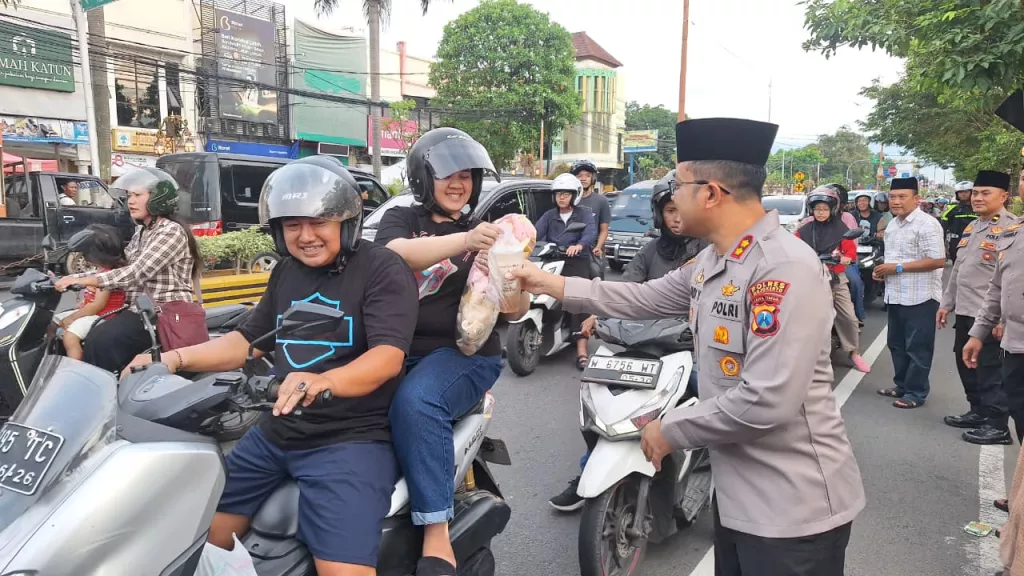 Momen Kapolres Mojokerto Bersama Jurnalis Bagikan Takjil dan Beri Santunan Anak Yatim