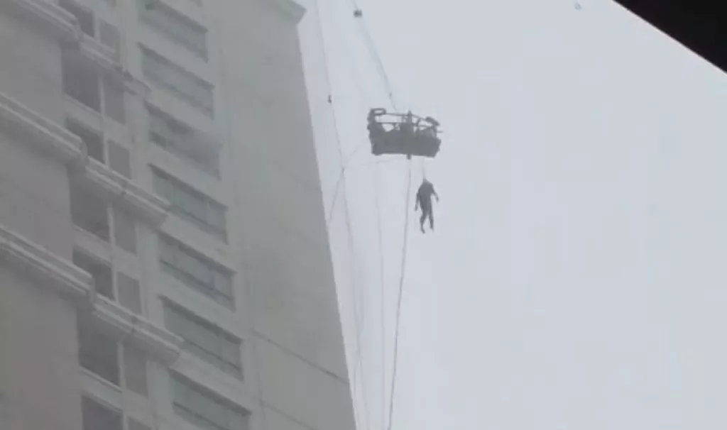 Seorang Pekerja Terjebak di Gondola Apartemen Ascot saat Hujan Angin Landa Surabaya