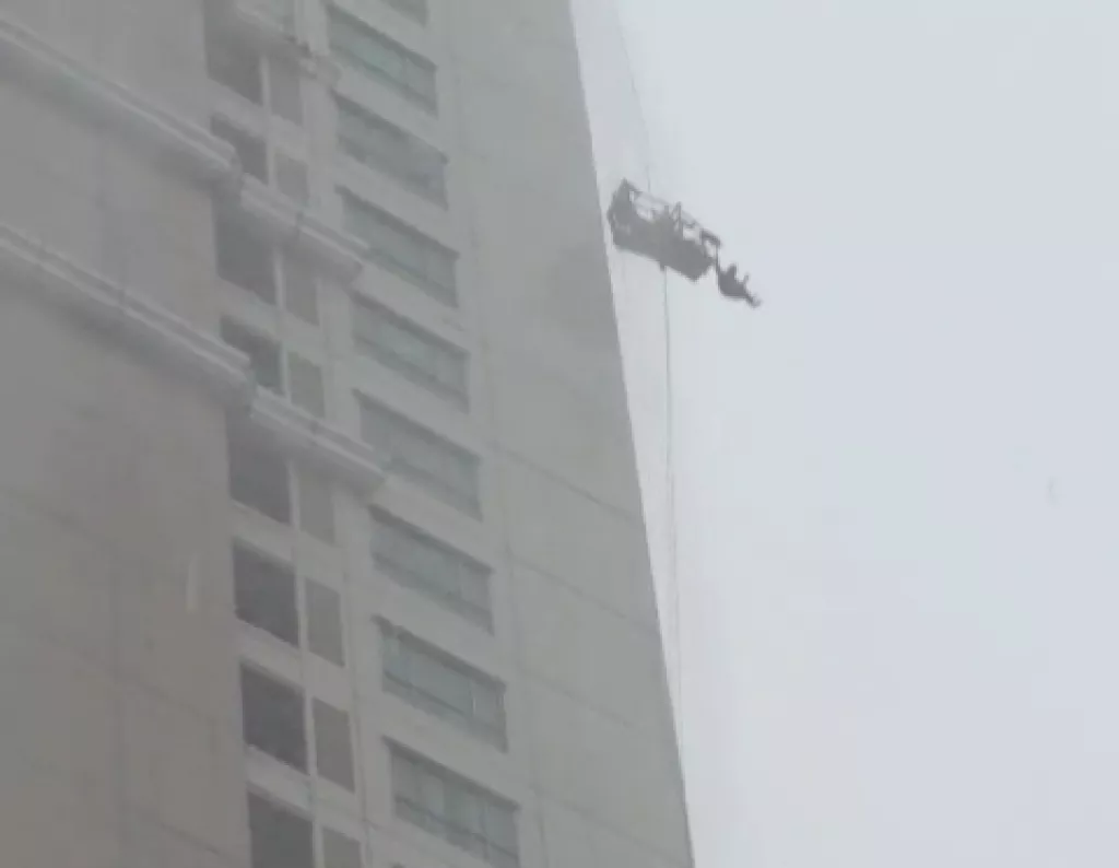 Ngerinya saat Pekerja Terjebak di Gondola Apartemen Ascot Surabaya: Disapu Hujan Angin, Terbentur Tembok
