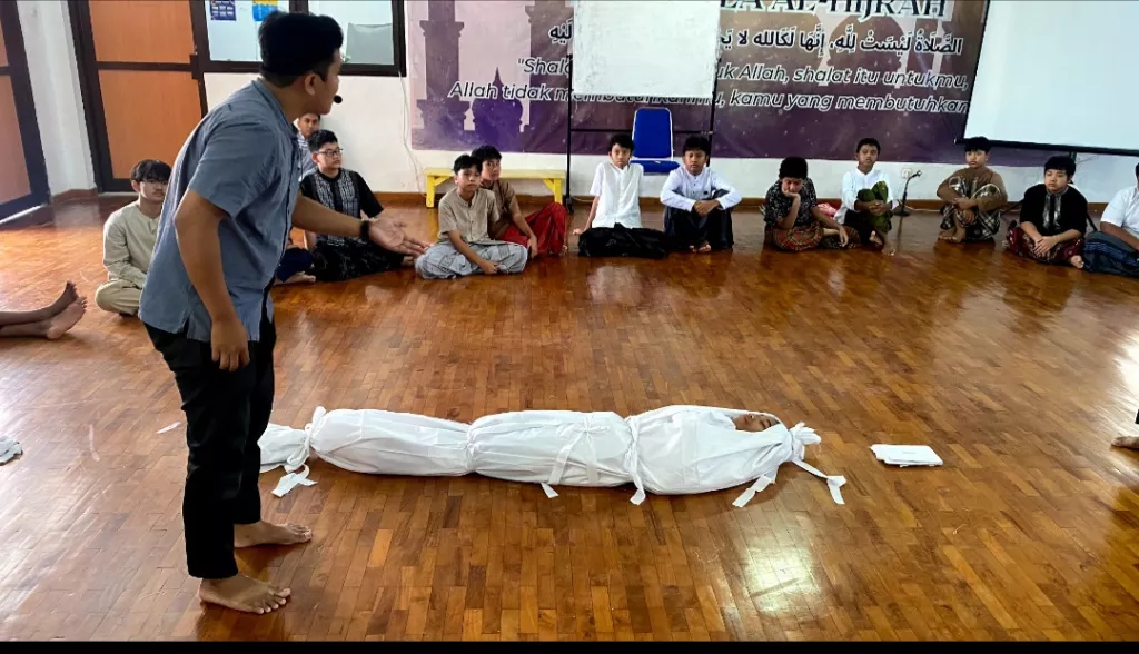 Pesantren Kilat SMP Labschool Unesa Diwarnai Belajar Merawat Jenazah