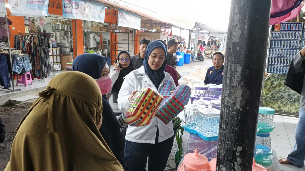 Momen DPR RI Dini Rahmania Belanja Bareng Kader NasDem di Pasar Maron Probolinggo
