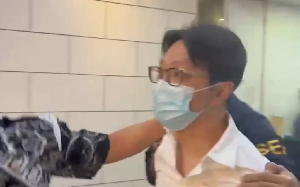 Penampakan Dokter Richard Lee saat Dilakukan Penahanan