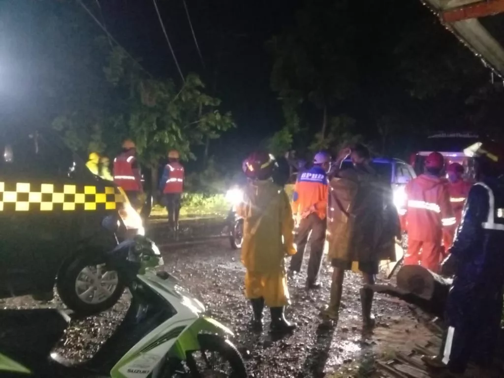 Hujan Lebat Angin Kencang, Jalur Pantura Probolinggo-Situbondo Macet 10 Kilo Meter