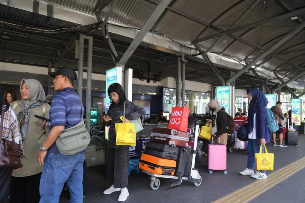 Puncak Mudik Lebaran, 50 Ribu Penumpang Serbu Stasiun di Surabaya
