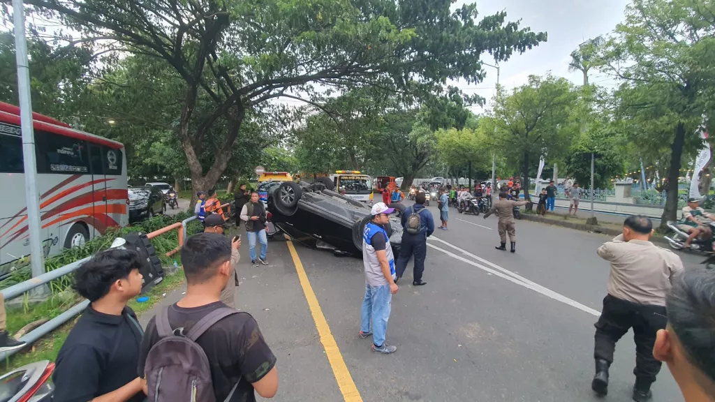 Mobil CRV Laka Tunggal di Masjid Al Akbar Surabaya Sempat Terbang dan Jungkir-balik 