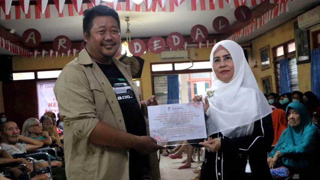 Forum Wartawan (Forwan) Surabaya saat membagikan bantuan di Panti Hargodadali. (Foto: Ade/selalu.id).