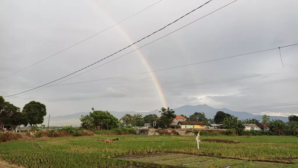 Indahnya Pelangi di Penghujung Ramadan Kabupaten Probolinggo