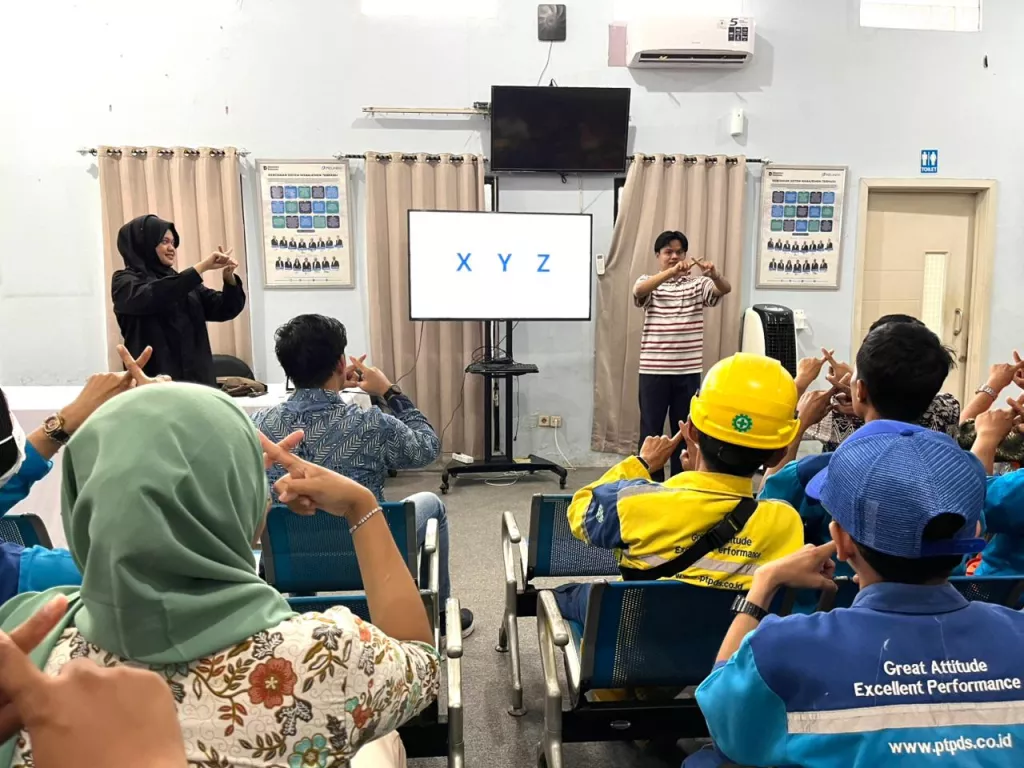 Karyawan PDS Dilatih Bahasa Isyarat Layani Penumpang Tuli pada Mudik Lebaran 2026
