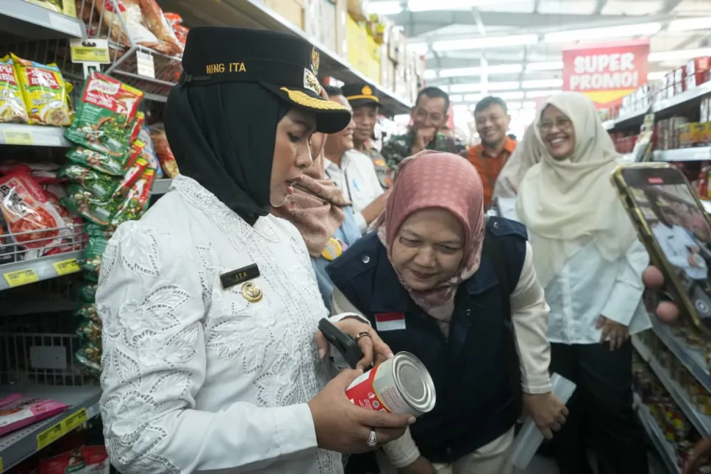 Sidak Toko Modern dan Pasar Tradisional Mojokerto, Ning Ita Pastikan Harga hingga Keamanan Pangan Terjaga