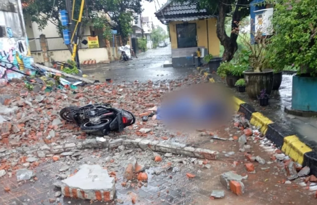 Tertimpa Tembok Ruko, Pemotor Wanita di Surabaya Tewas