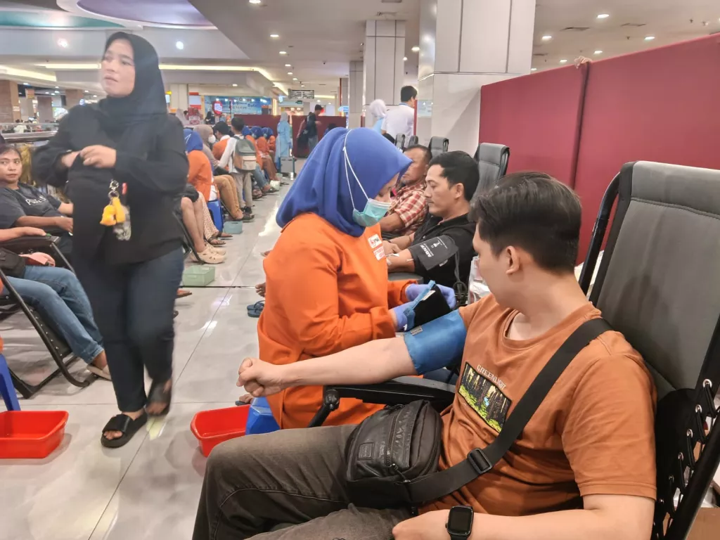 PMI Surabaya saat menggelar donor darah spesial Ramadan di BG Junction Mal. (Foto: selalu.id).