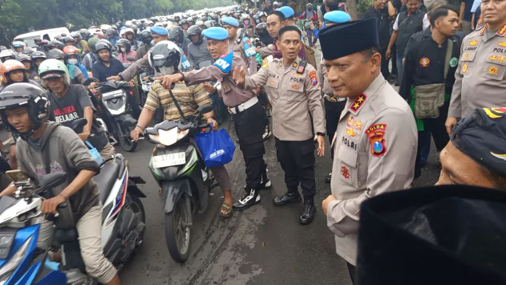 Momen Polda Jatim Bagikan 600 Paket Takjil pada Pengguna Jalan di Surabaya