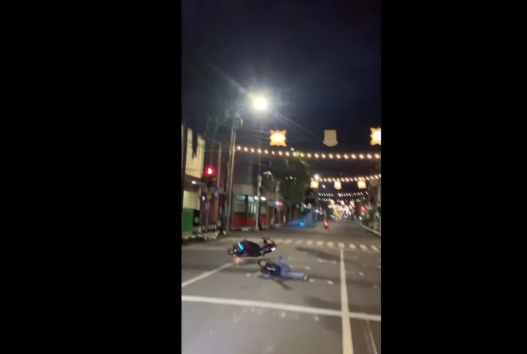 Viral, Aksi Standing Motor di Mojokerto Berujung Kecelakaan
