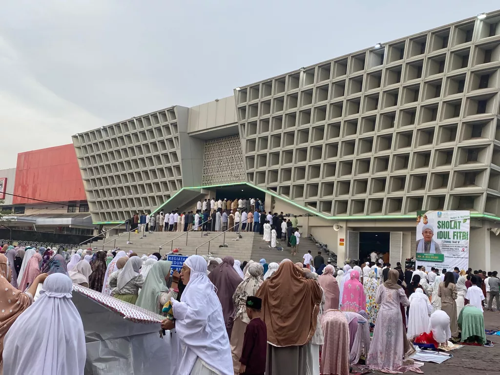 Salat Idul Fitri 1447 H di Islamic Center Raya Jawa Timur, Jamaah Sampai Meluber