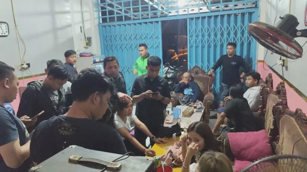 Polres Gresik Grebek Tempat Karaoke di Cerme, Puluhan Botol Miras Disita