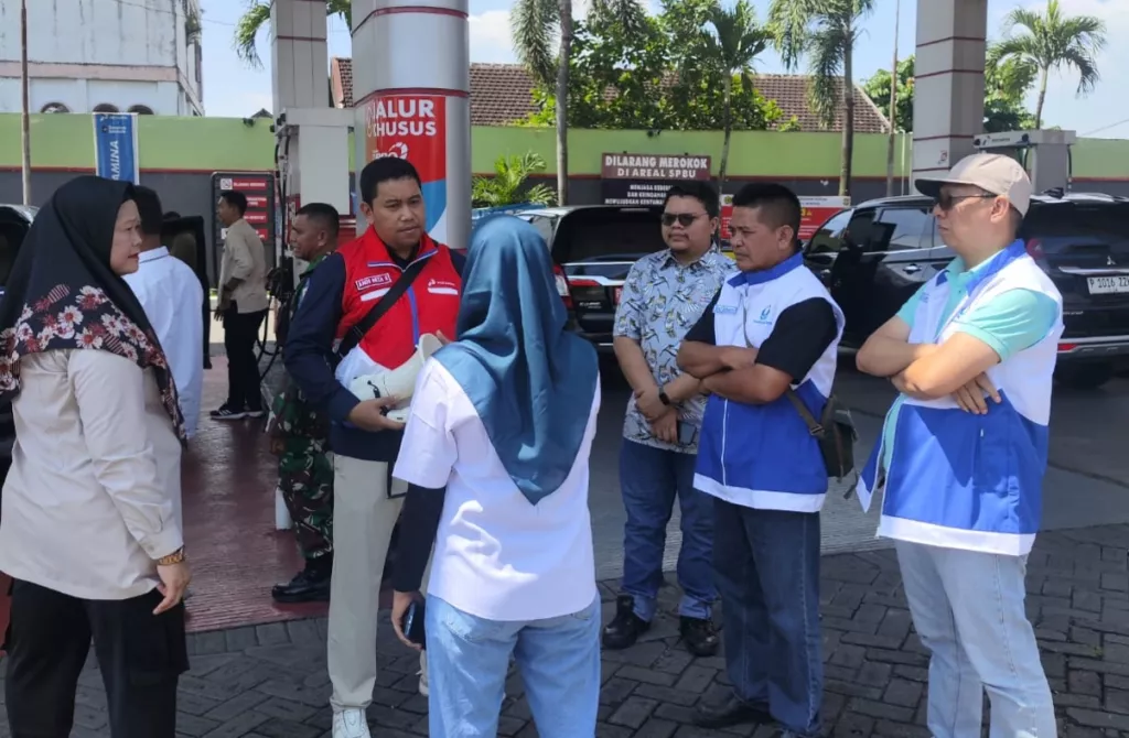 Sidak SPBU di Jalan Ahmad Yani Kabupaten Jember. (Foto: Nurul/selalu.id).