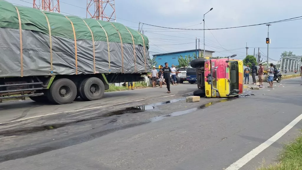 Truk Tangki Tabrak Pembatas Jalan di Mojokerto: Roda Lepas, Sopir Terluka di Kepala