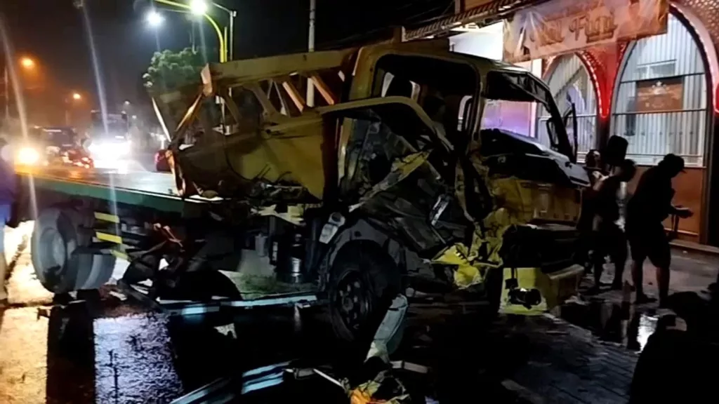 2 Truk Terlibat Kecelakaan di Mojokerto: Satu Sopir Patah Kaki, Satunya Terluka