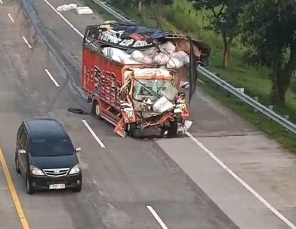 Truk Canter Tabrak Dump Truk di Tol Jombang-Mojokerto, Dua Orang Tewas