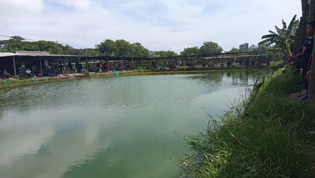 Keseruan pemancing di Kolam Pancing Alami Surabaya. (Foto: Dony/selalu.id).