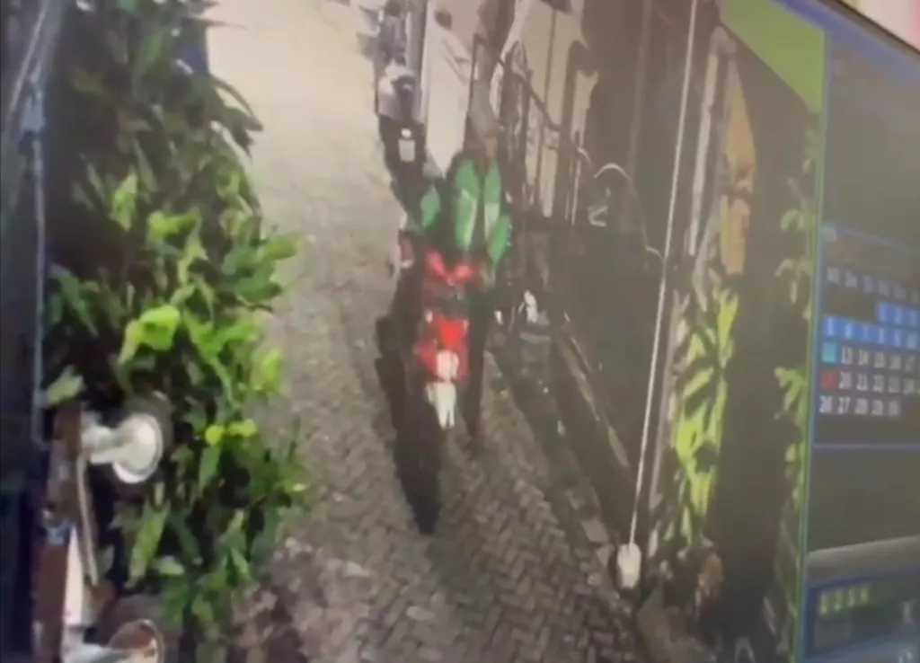 Maling Berjaket Ojek Online Terekam CCTV Curi Motor di Petemon Kali Surabaya