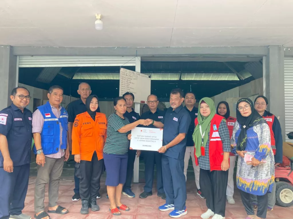 PMI Surabaya Beri Bantuan bagi Warga Terdampak Kebakaran di Kupang Segunting
