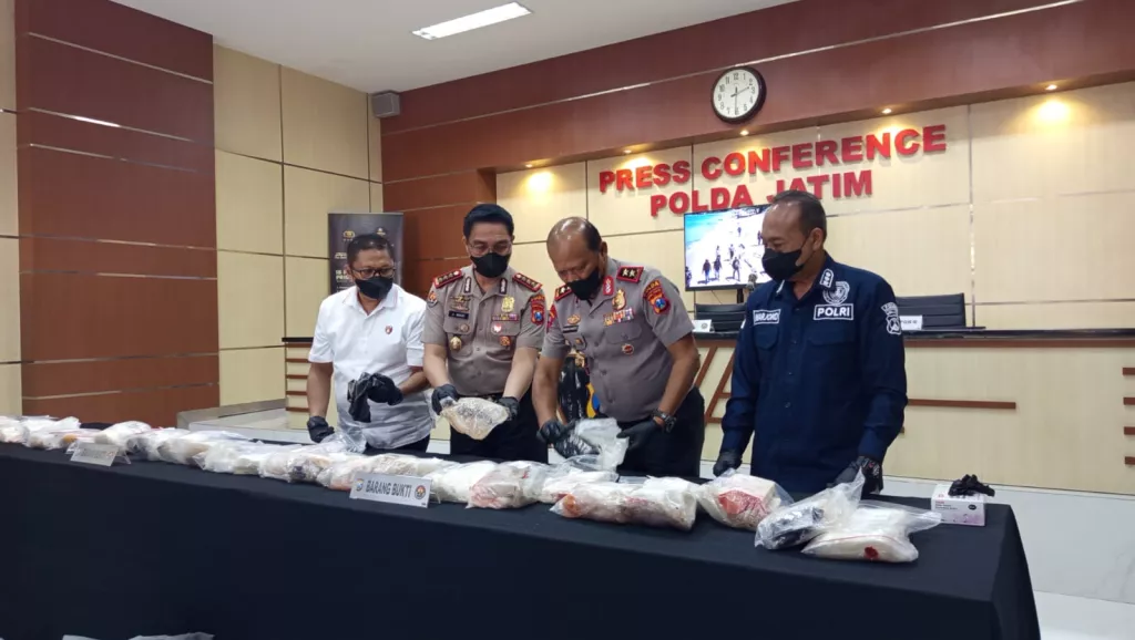 Polda Jatim Ungkap Peredaran Narkotika di Pesisir Pantai Sumenep, 22,22 Kg Kokain Disita