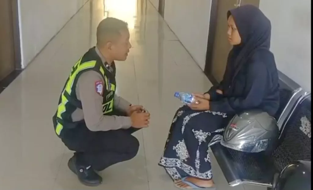 Kisah Pemotor Wanita Nekat ke Pati Tanpa Helm Bikin Polisi Nganjuk Terenyuh (Dok: Satlantas Polres Nganjuk).