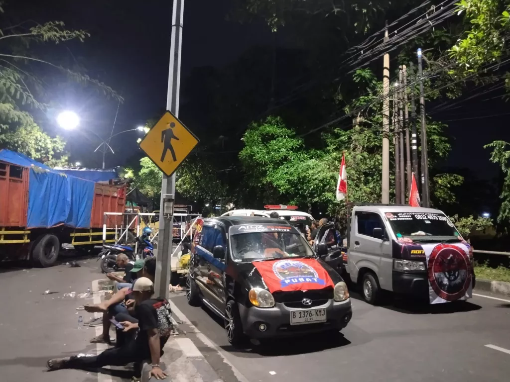 Negosiasi Alot, Ratusan Sopit Truk Masih Bertahan di Depan Kantor Pertamina Patra Niaga Surabaya