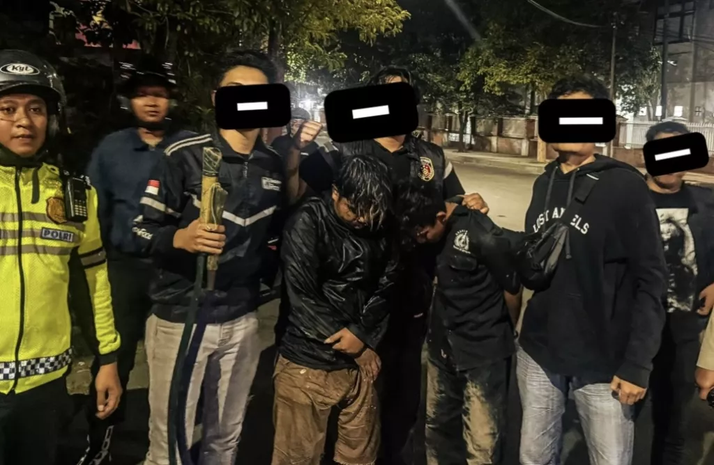 Tawuran Antar Gangster Pecah di Gubeng Surabaya, 8 Remaja hingga Sajam Diamankan