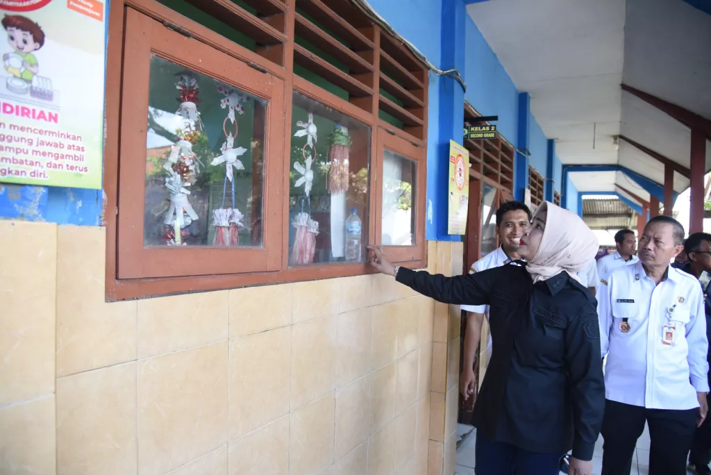 Respons Cepat Wabup Mimik Perbaiki Bangunan SDN Putat Sidoarjo yang Kini Memprihatikan