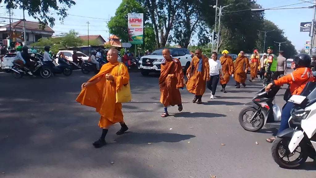Potret 51 Biksu Lintas Negara Berjalan Kaki Bawa Misi Damai Waisak
