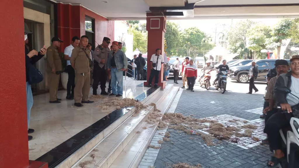 Massa Lempar Kotoran Ayam ke Gedung DPRD Surabaya dalam Demo Polemik DKS