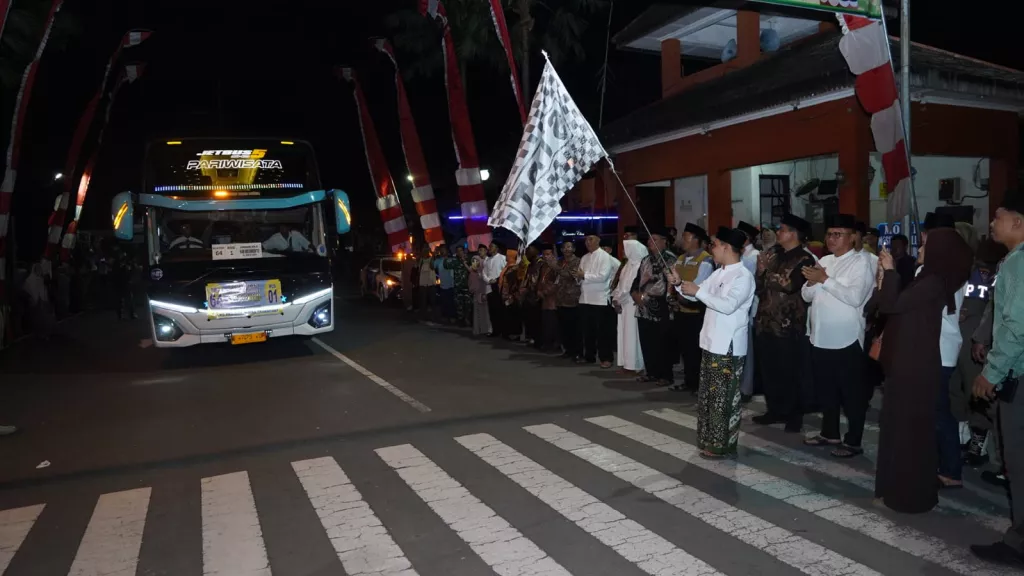 Momen Bupati Al Barra Berangkatkan Jemaah Calon Haji Mojokerto, Beri Pesan hingga Doa Terbaik