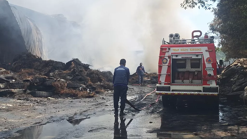 24 Jam Lebih Kebakaran di Pabrik Ban Bekas Mojokerto Belum Padam, Ini Penyebabnya