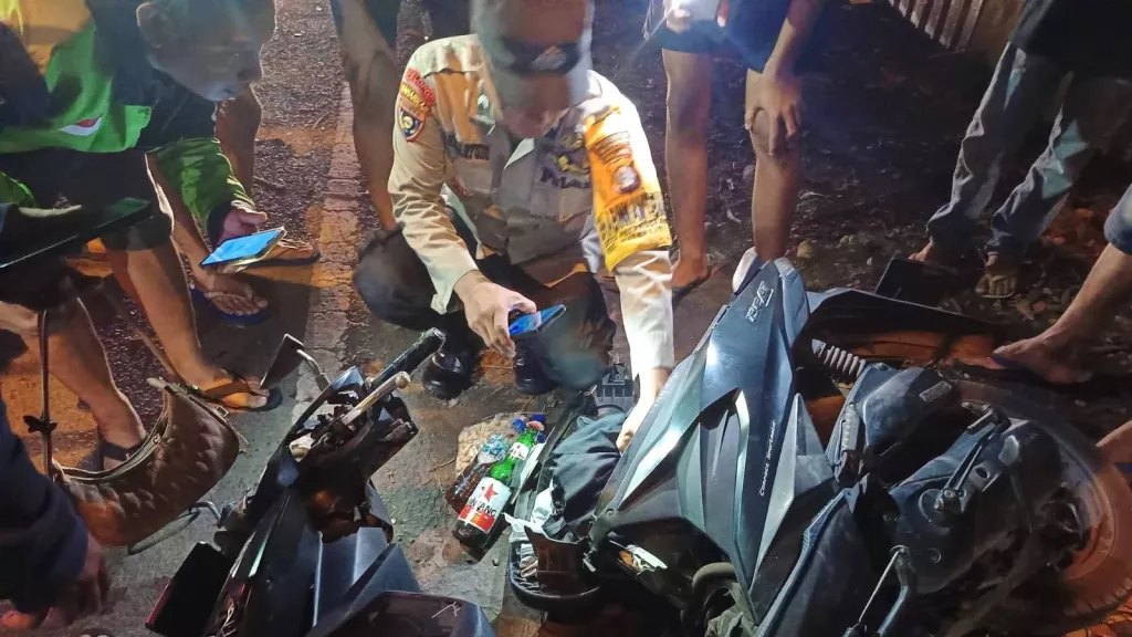 Pemotor Wanita Tabrak Pohon di Mojokerto, Dalam Jok Ditemukan Miras hingga Celana Dalam