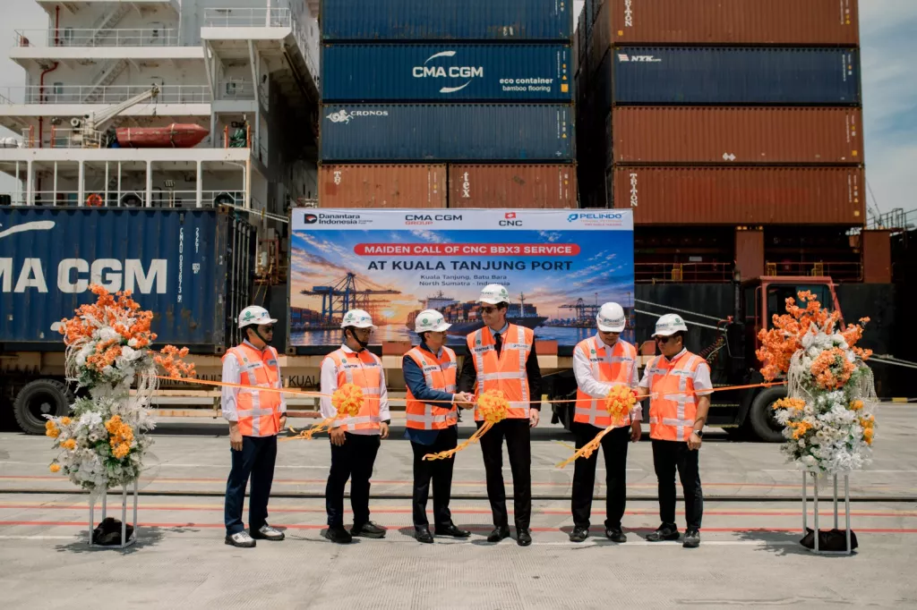 Momen PMT Layani Pelayaran Perdana CMA CGM dari Kuala Tanjung ke China Selatan